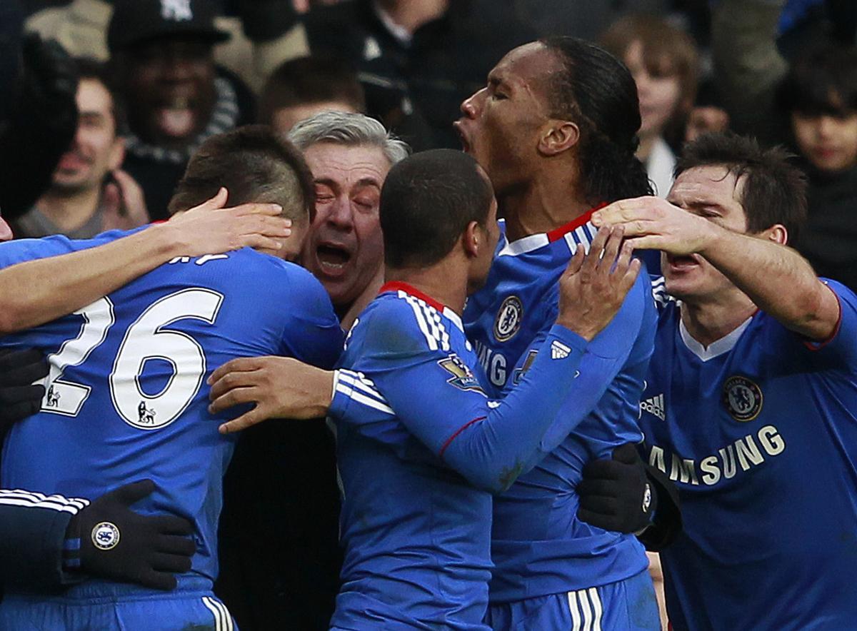 Ancelotti celebra un gol junto a John Terry y Didier Drogba en su etapa como técnico del Chelsea.