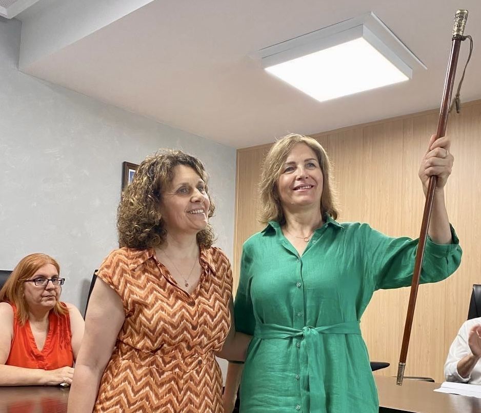 La alcaldesa de Podemos-IU en Montehermoso recibe el bastón de mando de la ex regidora del PSOE el pasado mes de junio.