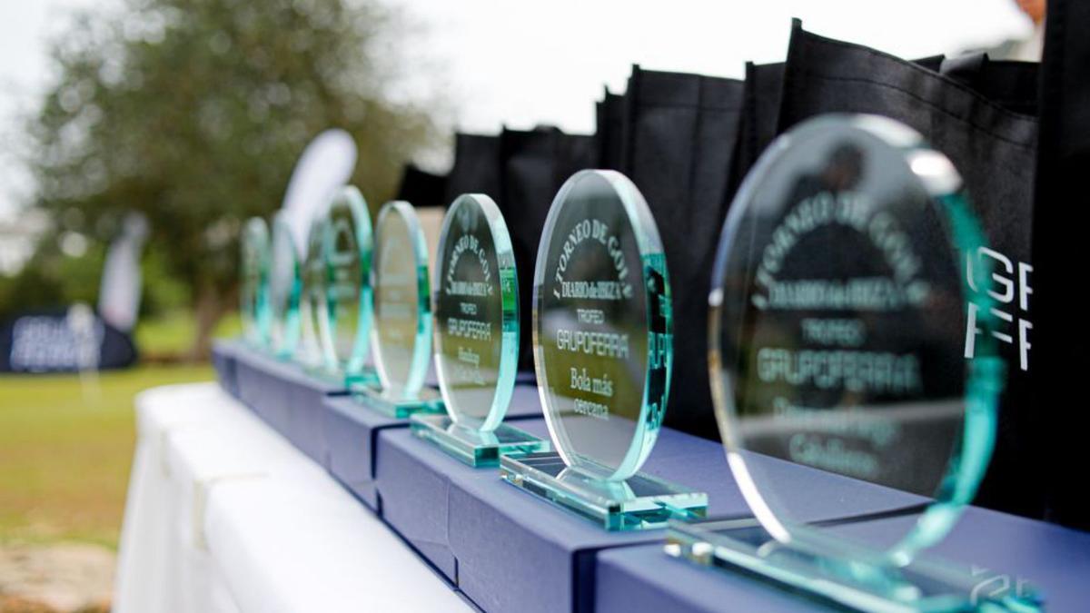 Los trofeos dipuestos en una mesa antes de ser entregados a los ganadores de cada categoría