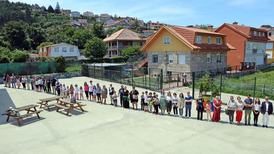 Alumnos, profesores y familias marcan la línea por donde la carretera cortará el patio.   | // MARTA G. BREA