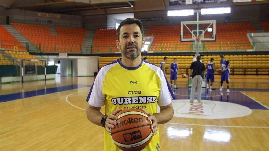 Gonzalo García de Vitoria, entrenador del Club Ourense Baloncesto, en el Pazo Paco Paz durante el entrenamiento. // Iñaki Osorio