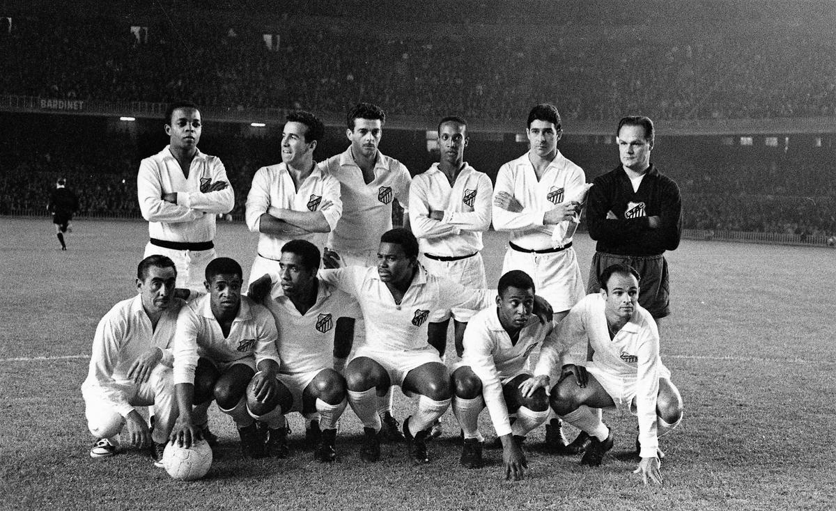 El equipo inicial del Santos el 12 de junio de 1963 en el Camp Nou: Lima, Dalmo, Calvet, Geraldino, Mauro y Laércio (arriba, de izquierda a derecha). Dorval, Mengálvio, Coutinho, Pelé y Pepe (agachados, mismo orden)