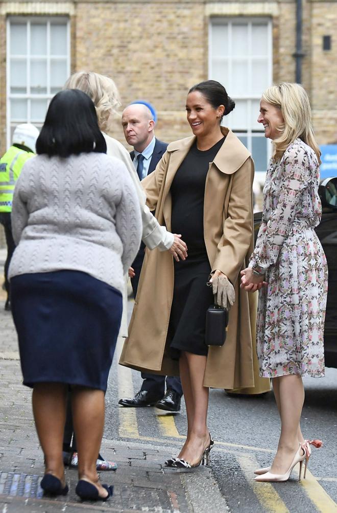 Meghan Markle con look premama y abrigo de Oscar de la Renta