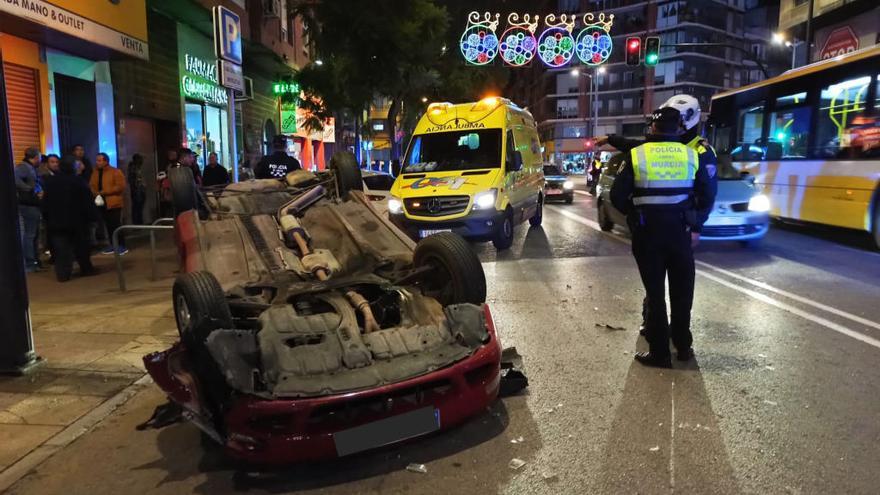 Un conductor borracho vuelca el coche en El Rollo de Murcia