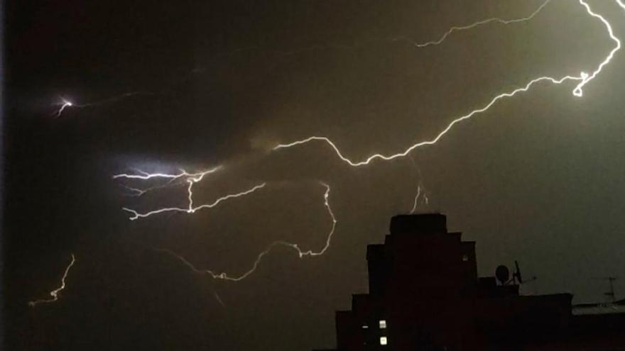 Más de 2.000 rayos iluminan el cielo nocturno de Galicia entre la tarde del domingo y la madrugada del lunes
