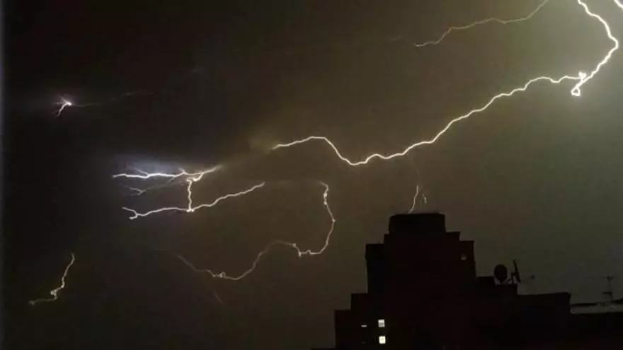 Más de 2.000 rayos iluminan el cielo nocturno de Galicia entre la tarde del domingo y la madrugada del lunes