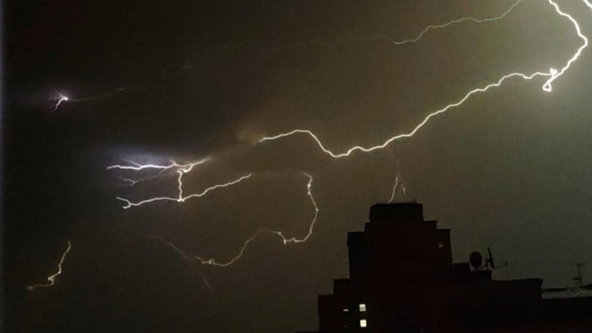 Un rayo ilumina el cielo de Vigo sobre la Ciudad de la Justicia.