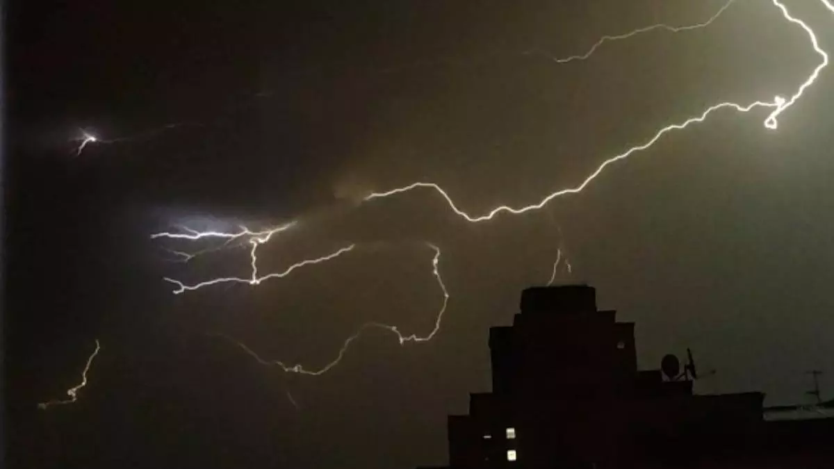 Galicia se fue a dormir entre truenos: más de 2.000 rayos y nuevos avisos por lluvia para este lunes