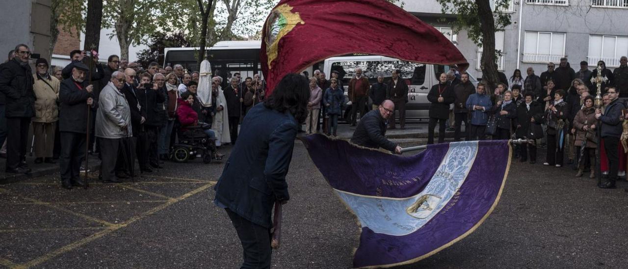 Saludo de pendones de Zamora y La Hiniesta el día de la rogativa de San Marcos, en 2019.