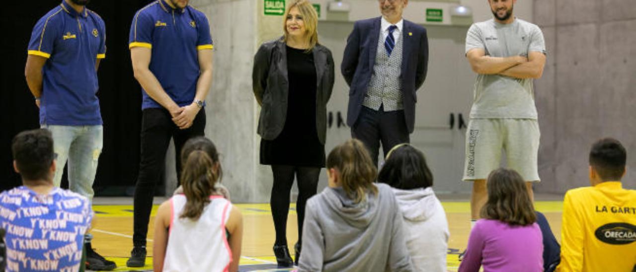 Charla introductoria a la primera sesión del taller de baloncesto.