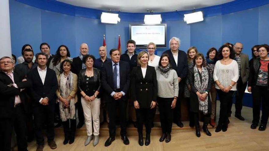 Los consejeros Antonio Sáez y Alicia García, con miembros del plan &quot;Ícaro-Alcohol&quot;.