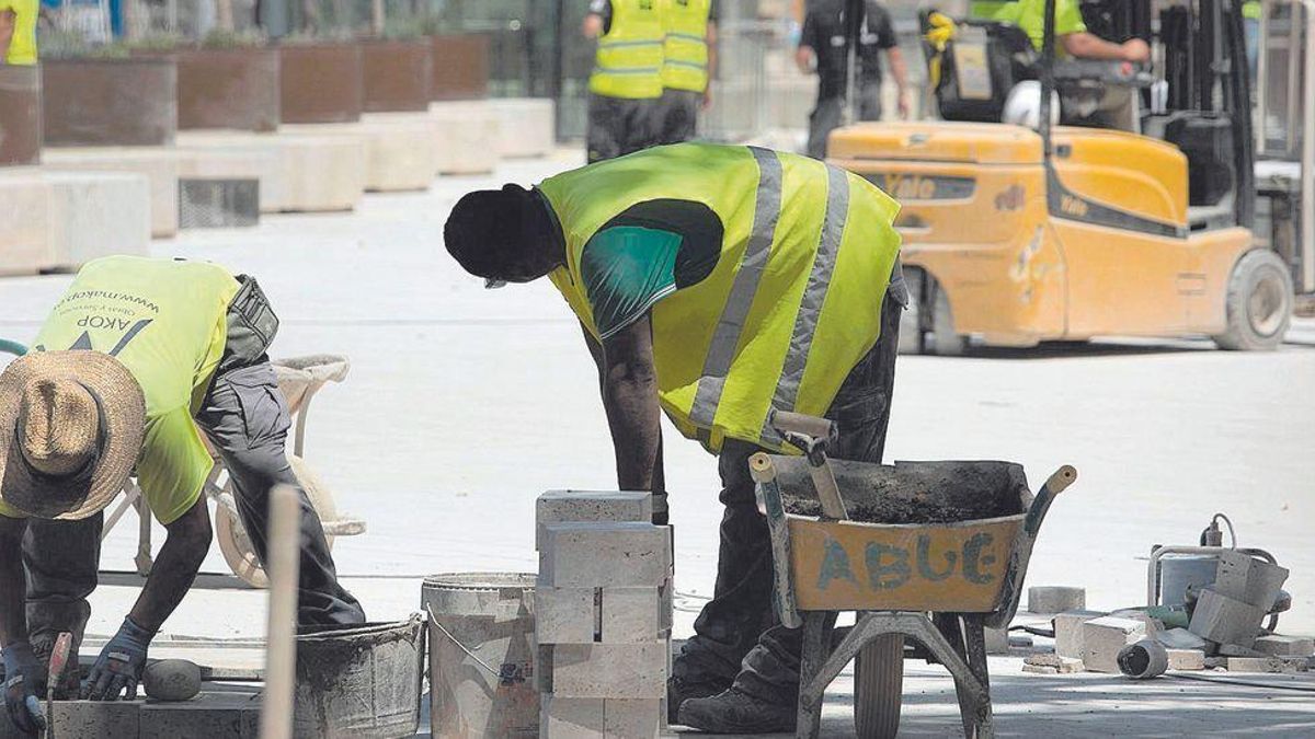 Dos trabajadores realizan tareas físicas durante la mañana en una de las obras del centro de la ciudad de València.