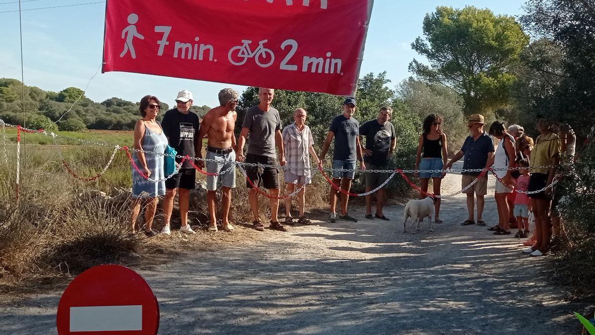 Los activistas han cerrado el acceso y han exhibido una pancarta.