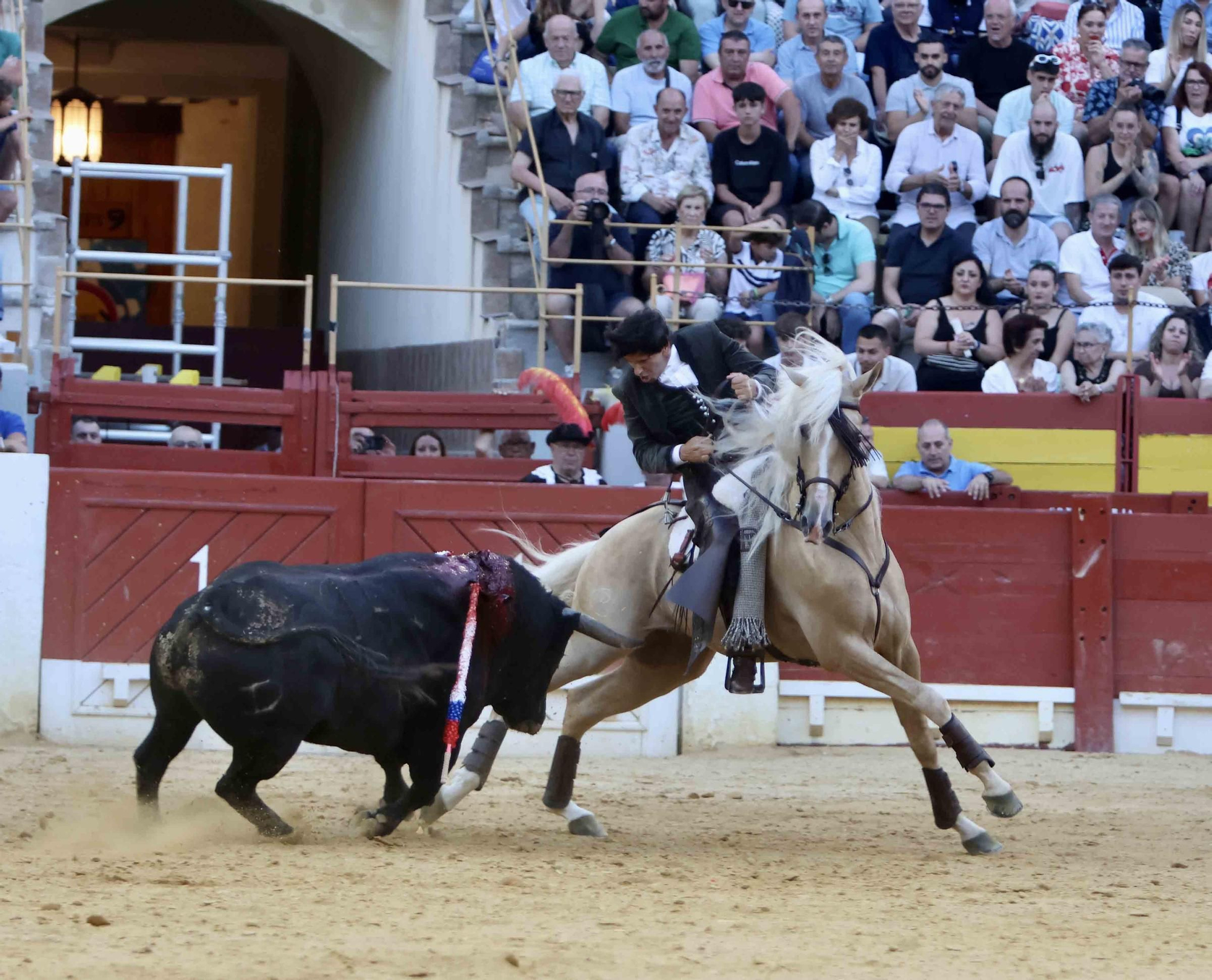 Andy Cartagena, Diego Ventura y Guillermo Hermoso abren la puerta grande en la primera de las Hogueras de Alicante 2024