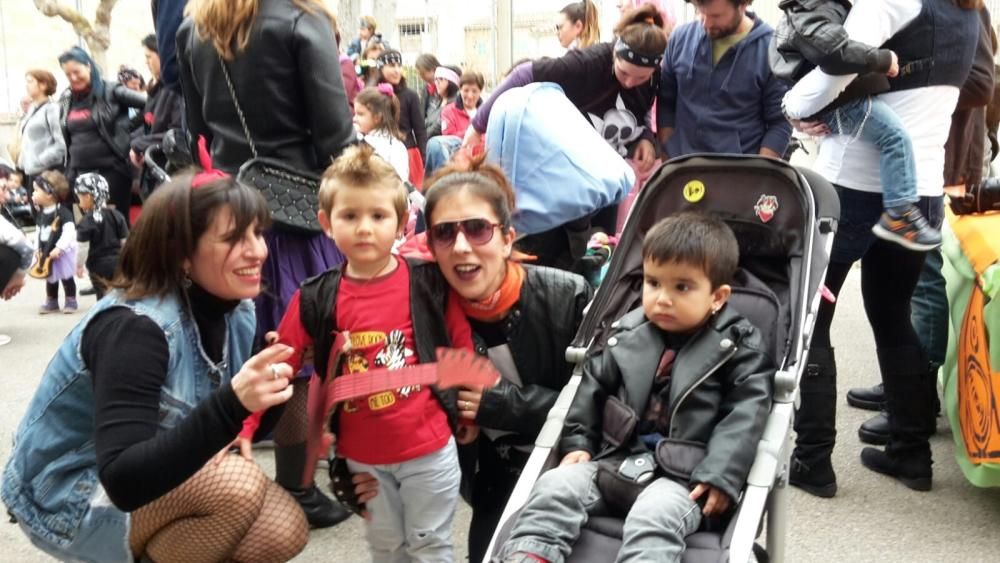 Alumnos, familiares y docentes han lucido colorido y creatividad en Vilafranca.