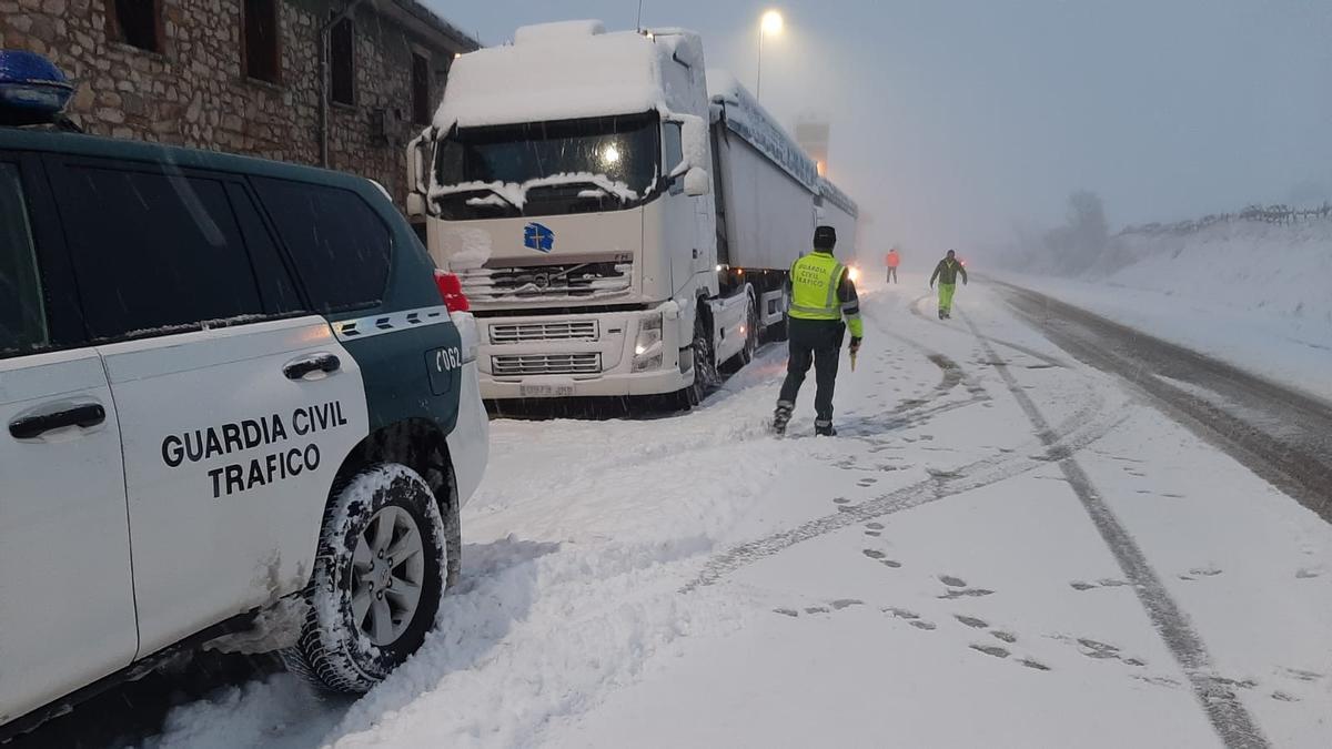 El temporal en Asturias hoy: hasta 25 camioneros auxiliados esta mañana en  Pajares - La Nueva España