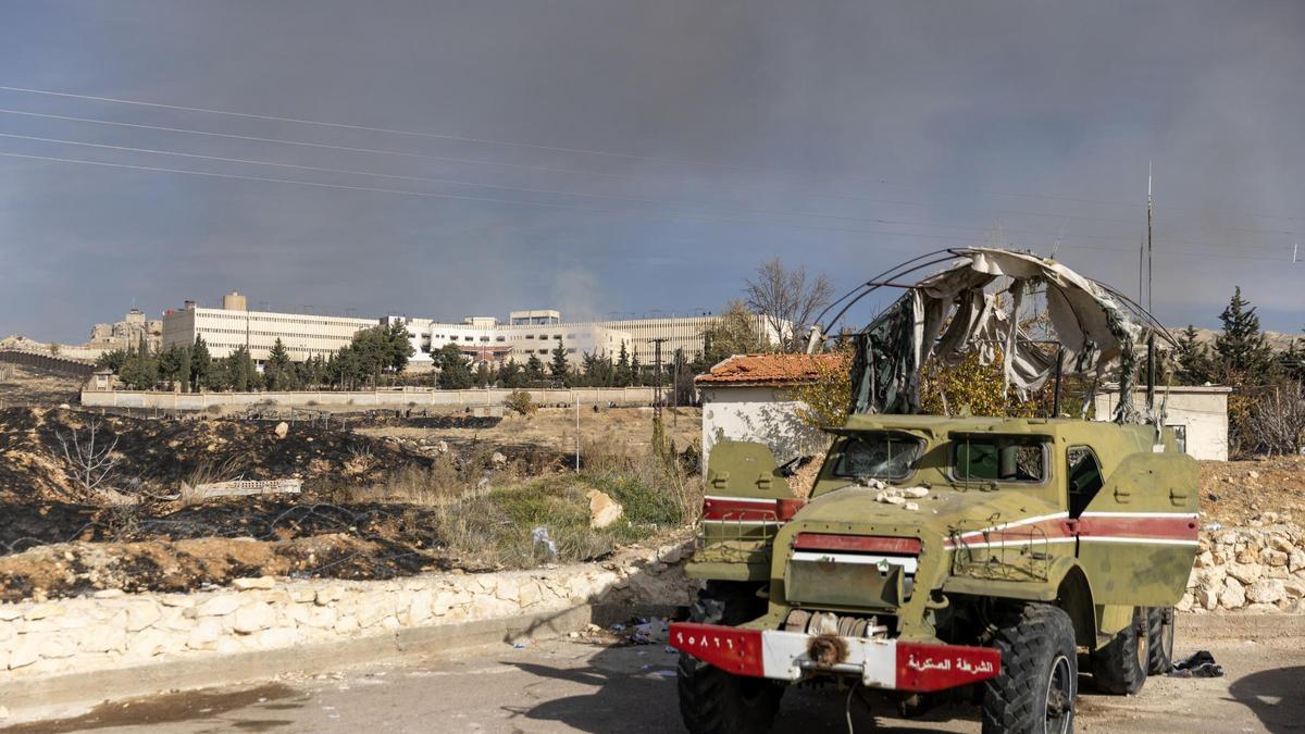 Un vehículo de la Policía de Siria abandonado frente a la prisión de Sednaya.