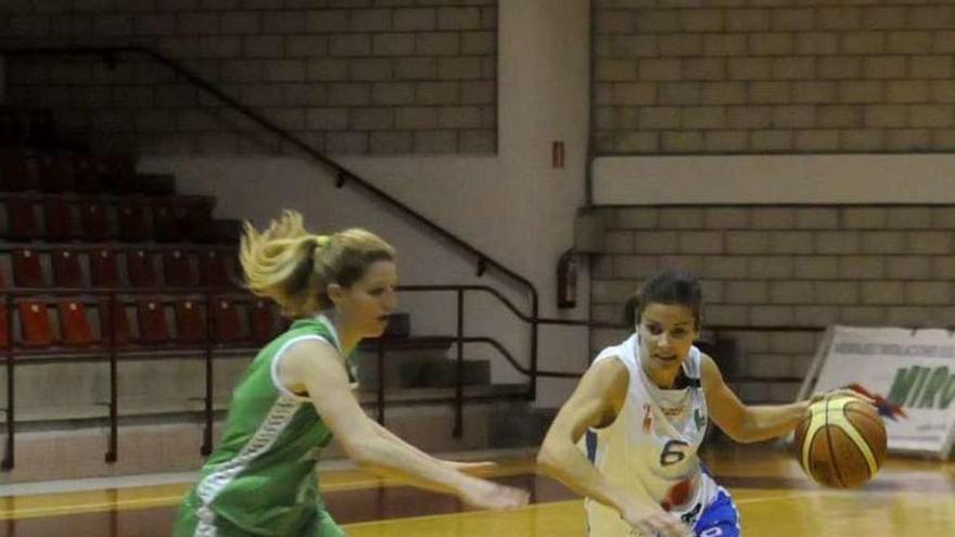 Sara Gómez durante un partido de esta temporada. // Noé Parga