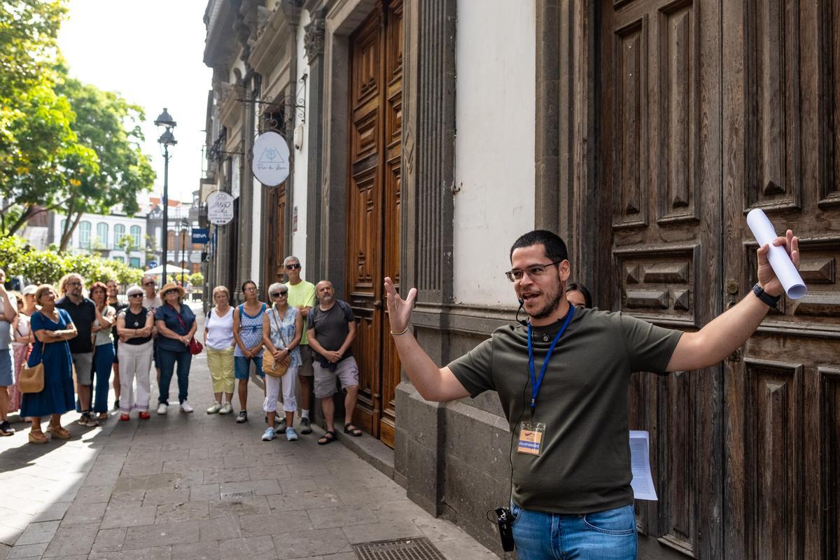 El guía Eduardo Hernández explicando la historia del número 7 de la calle Francisco Gourié.
