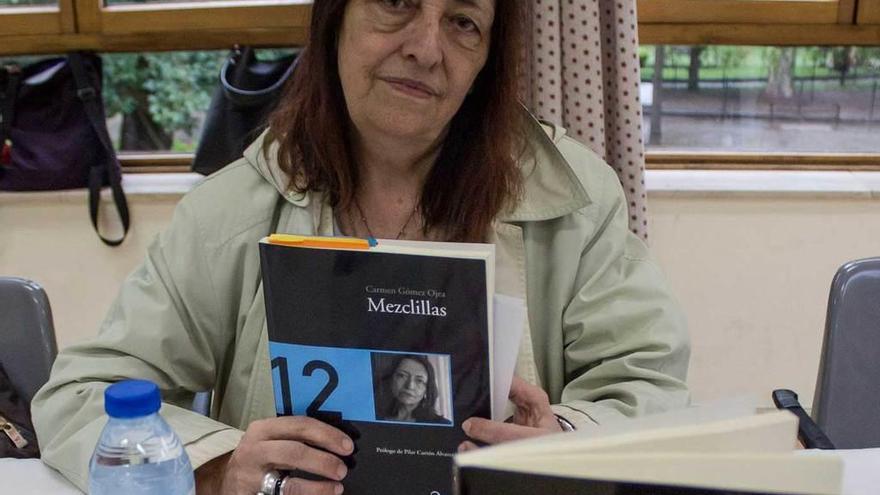 Carmen Gómez Ojea, ayer, en Oviedo con su libro.