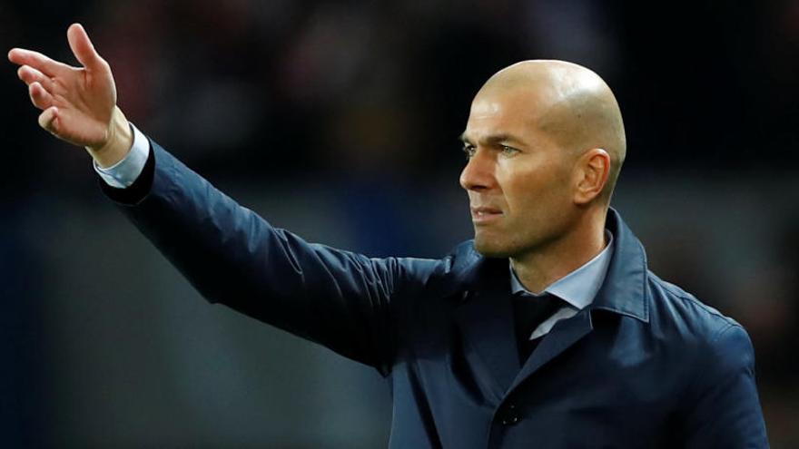 Zidane da instrucciones durante el PSG-Madrid del martes.