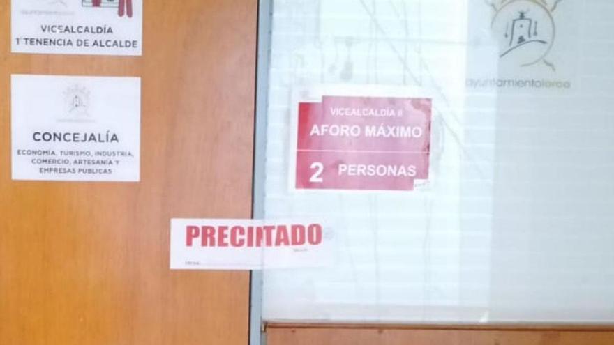 Agentes de la Policía Local colocaban un precinto en la puerta de acceso a la Vicealcaldía tras salir Morales.  | PILAR WALS