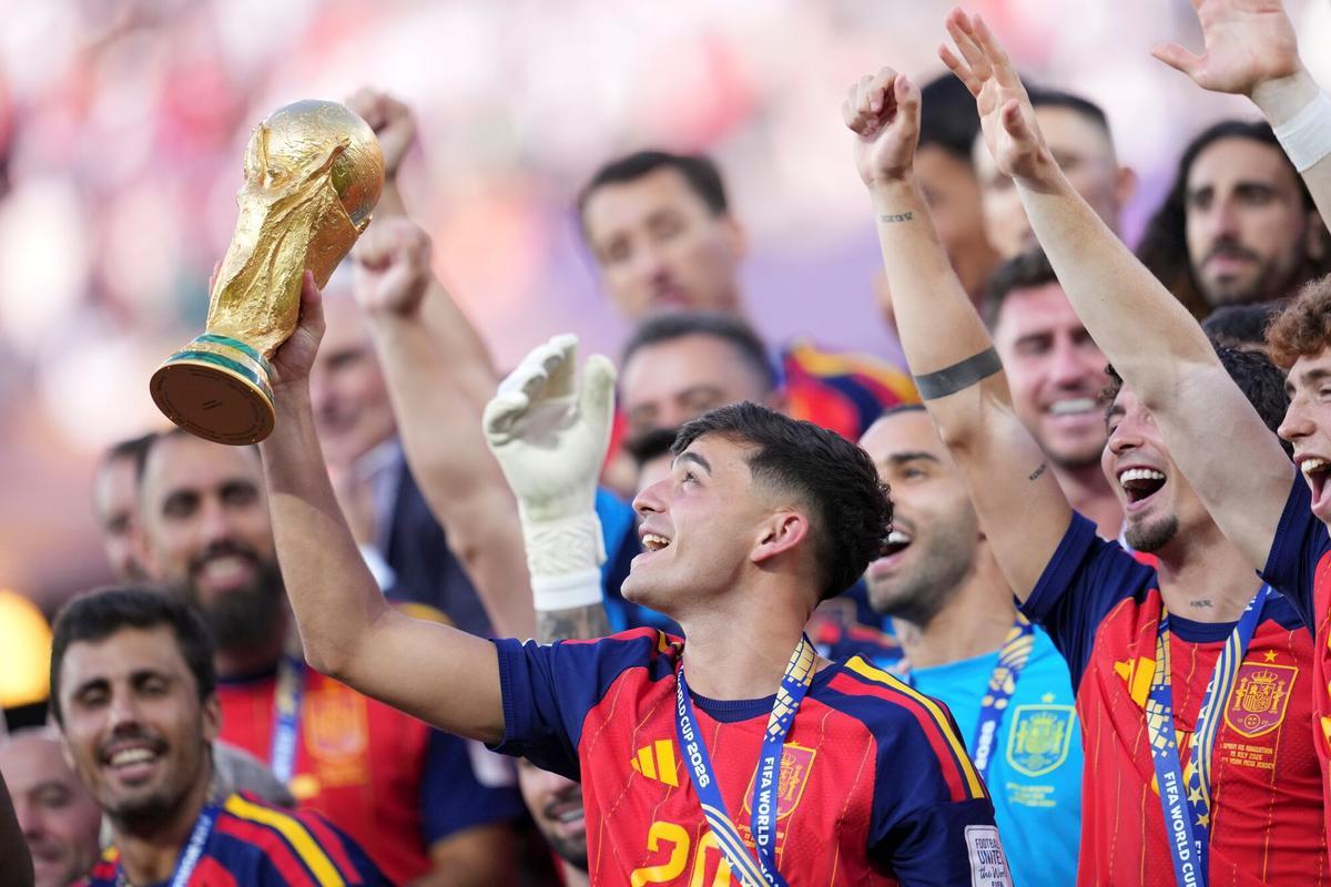Pedri levanta la Copa del Mundo tras la final.