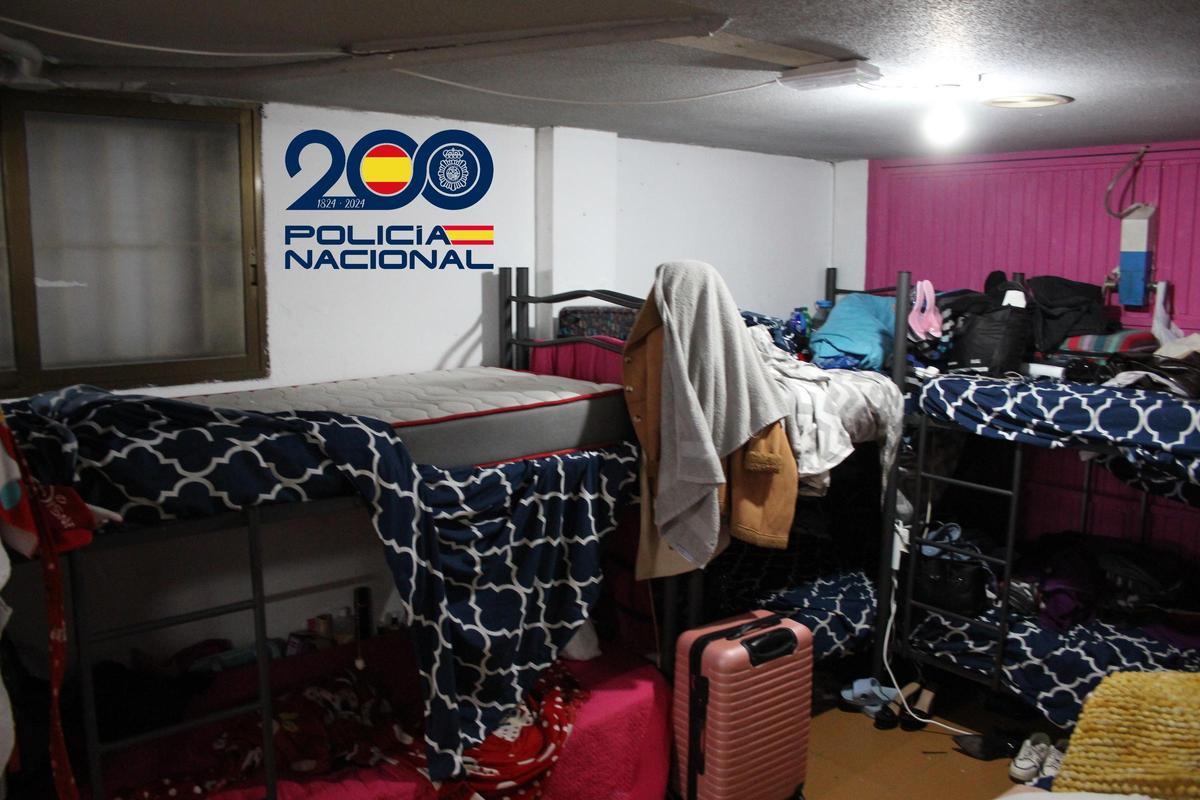 Habitación en la que vivían las mujeres obligadas a ejercer la prostitución en una vivienda de Zarangona
