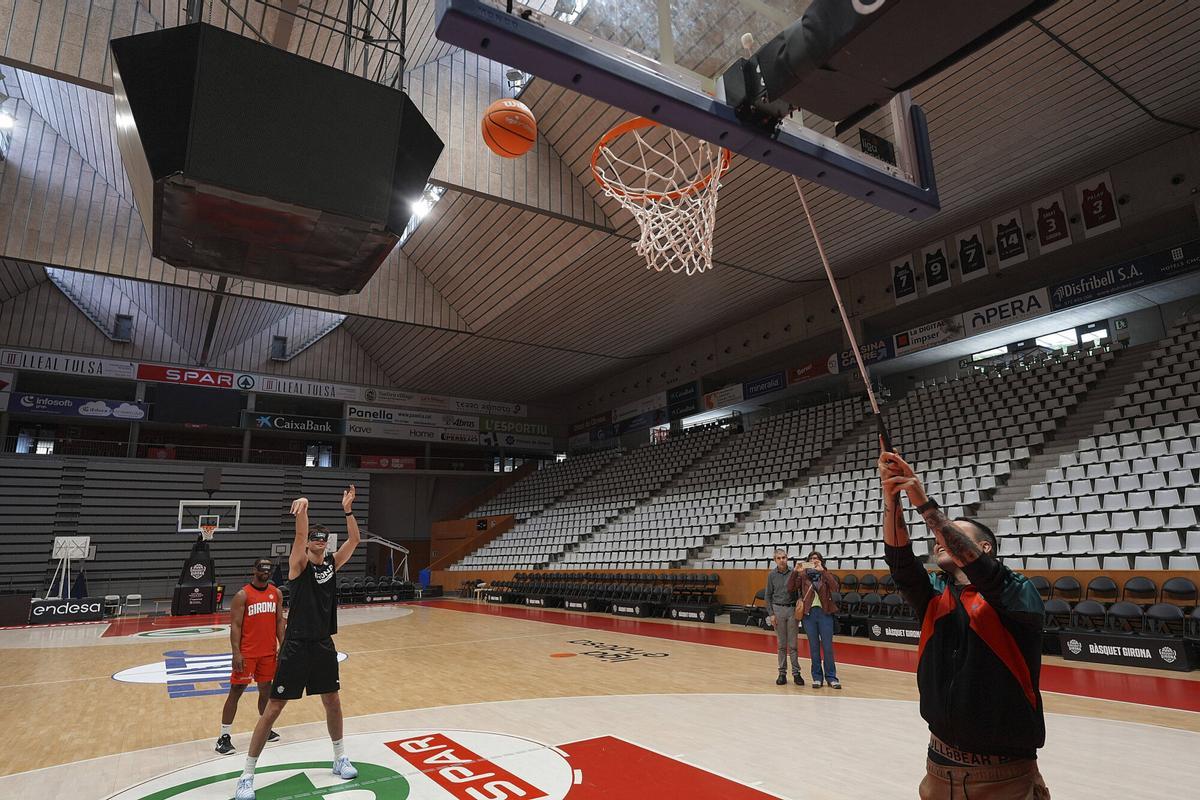 Els jugadors del Bàsquet Girona posant-se a la pell d'una persona cega