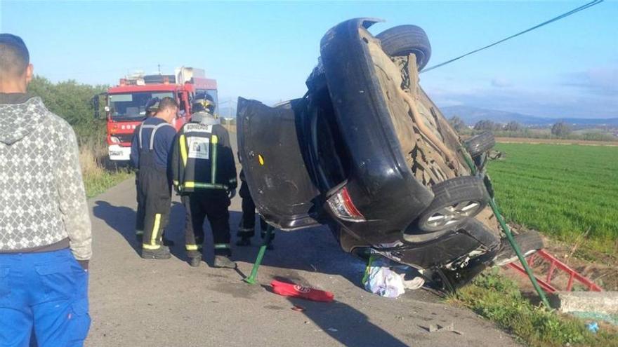 Cinco trabajadores heridos al salirse un coche de la carretera