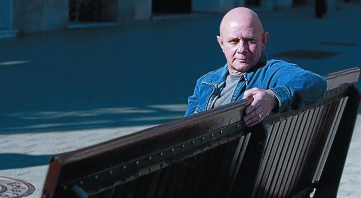 Com Springsteen 8 El britànic Nick Hornby, ahir, en ple passeig de Gràcia de Barcelona.