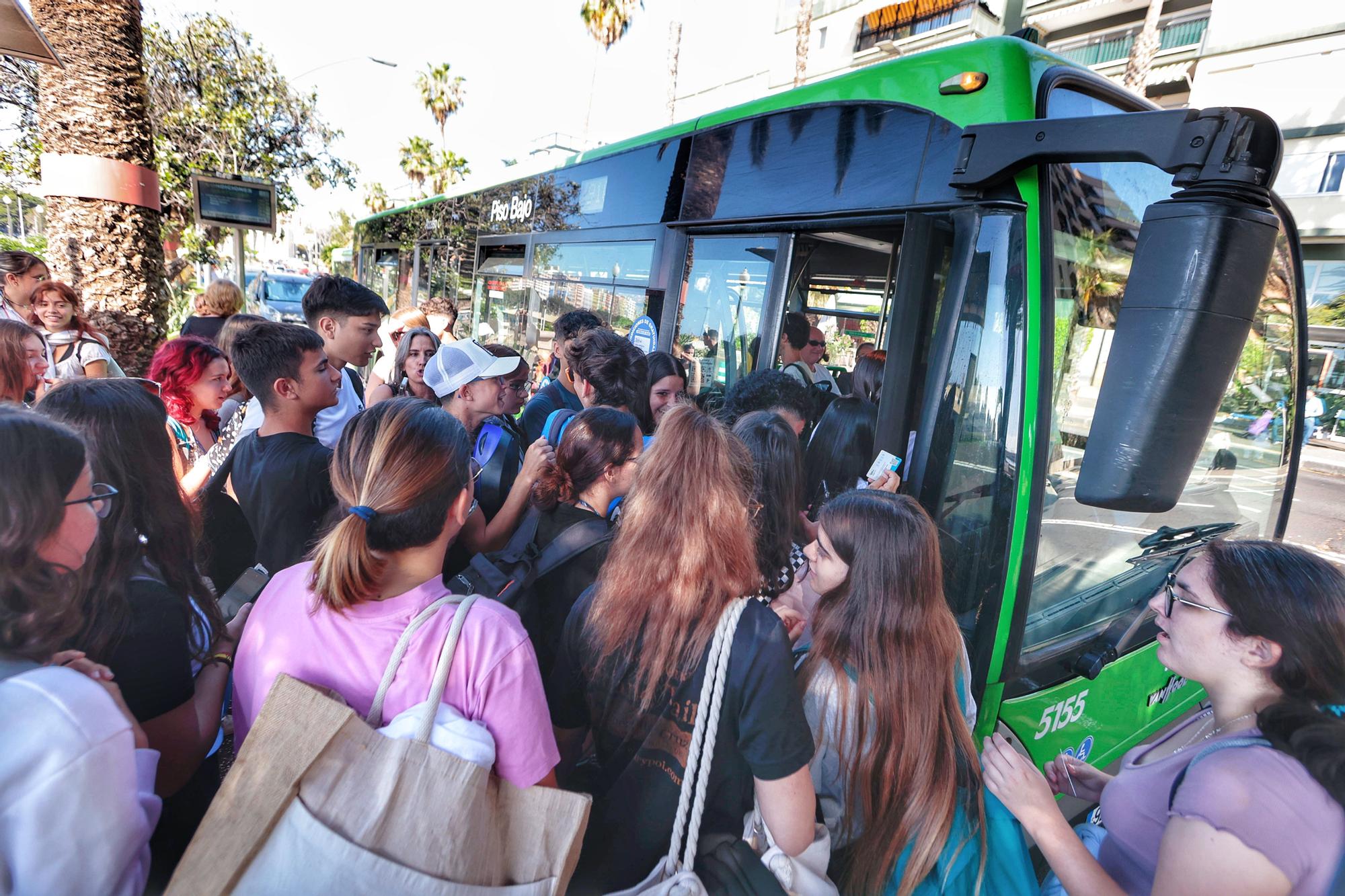 Caminata desde el IES Andrés Bello, recogida de residuos y jornada deportiva en Las Teresitas