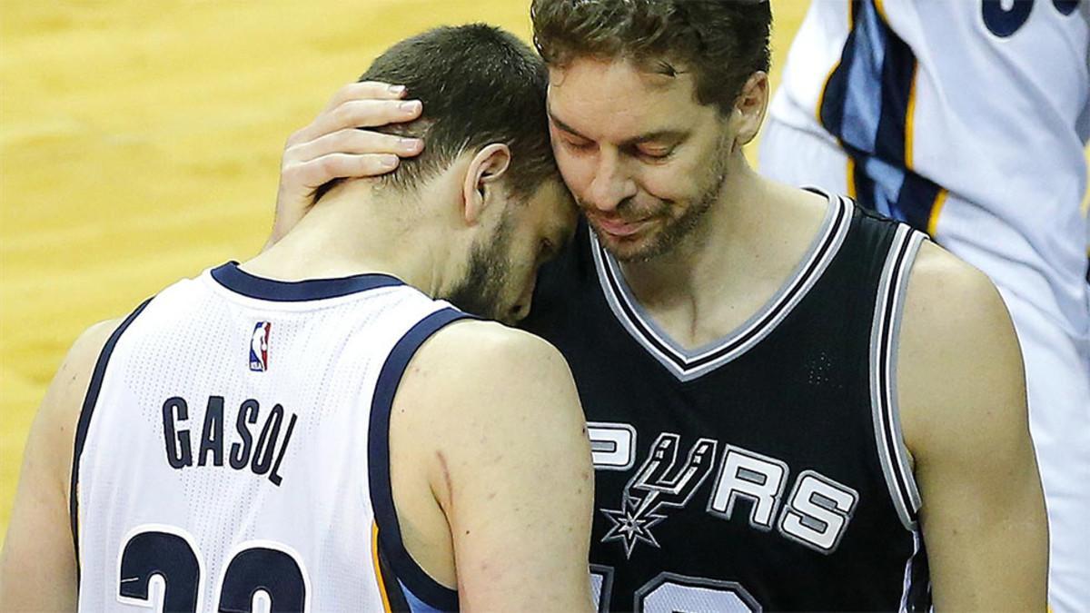 Pau consuela a Marc Gasol