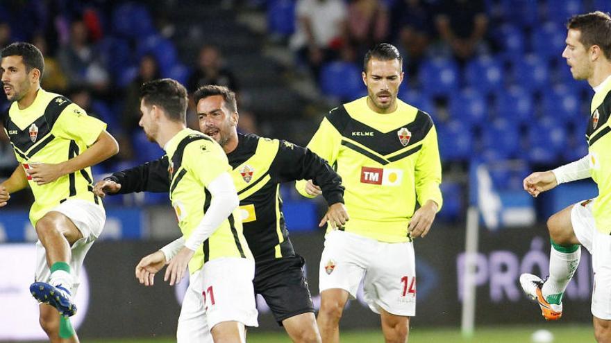 Xavi Torres durante el calentamiento antes del Deportivo-Elche