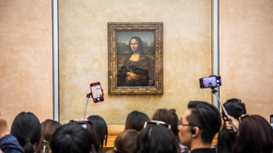 Activistas ecologistas lanzan sopa sobre el cuadro de la Mona Lisa en el Louvre de París