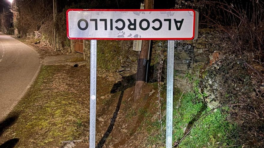 Los pueblos de Zamora, del revés: la protesta de los agricultores que pone &quot;patas arriba&quot; los letreros