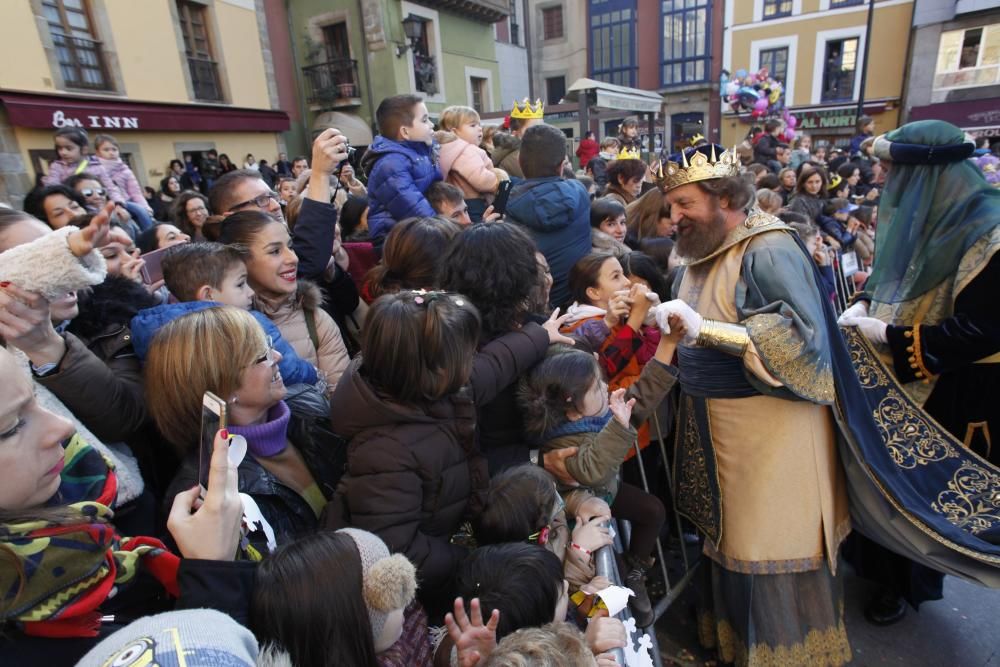 Una multitud recibe a los Reyes Magos en Gijón.
