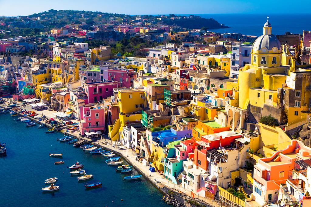 Casitas multicolores en la isla de Procida.