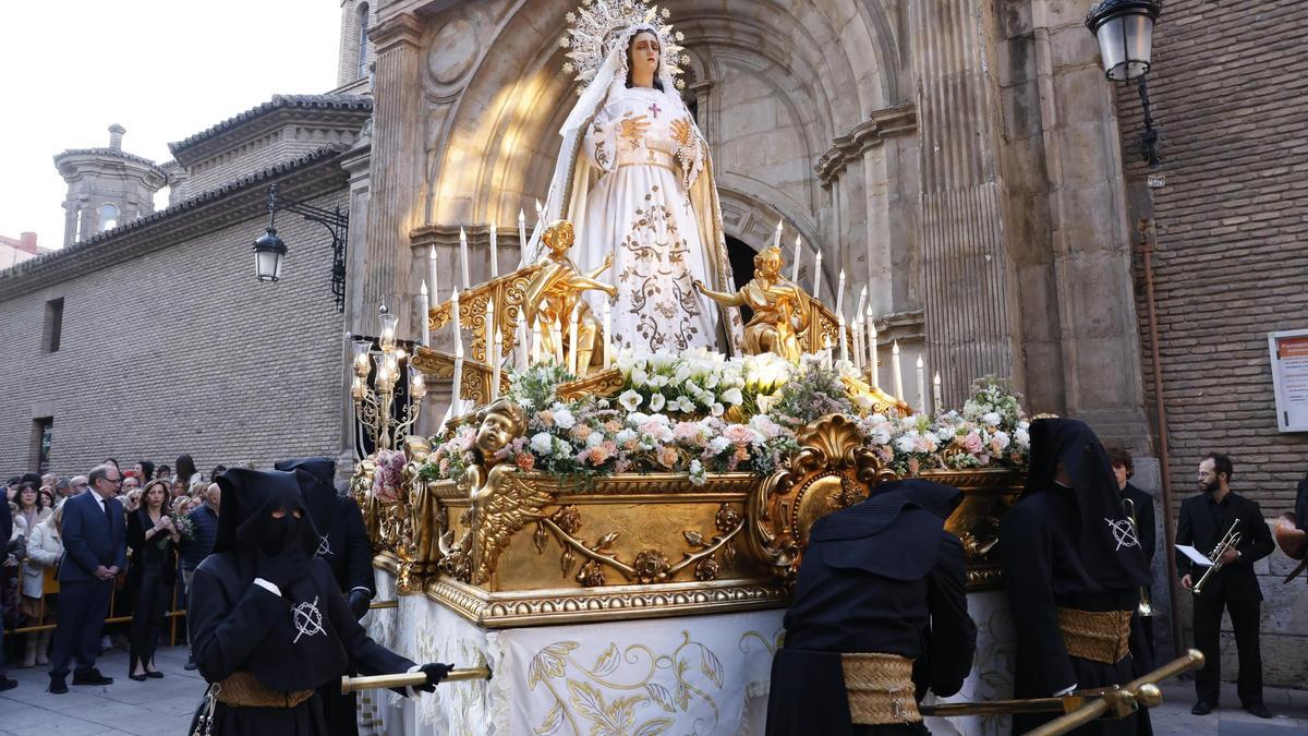 Salida de la procesión de El Silencio, en el barrio de El Gancho, en Zaragoza.