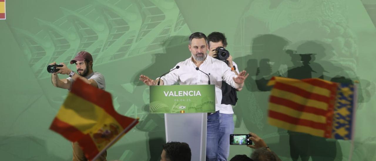 Santiago Abascal, ayer, en su mítin con paella de València.