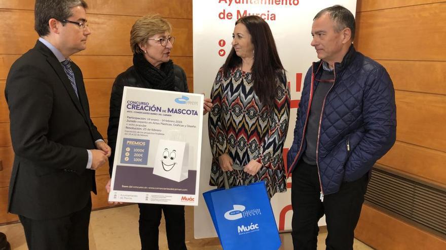 Presentación del concurso para dotar de una mascota a la Asociación de Comerciantes del Carmen en el Ayuntamiento de Murcia.