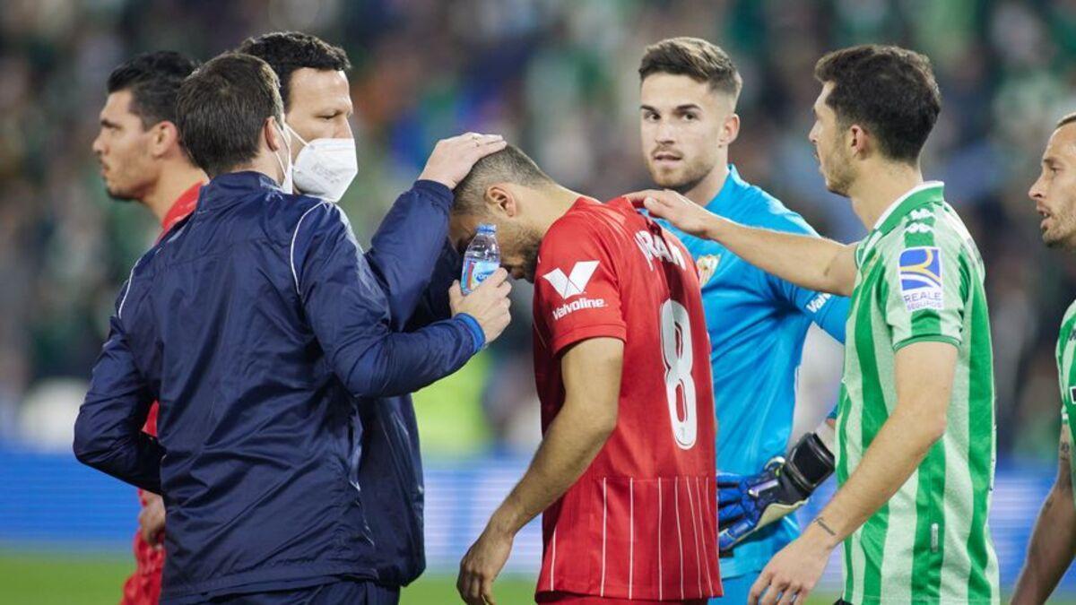 Joan Jordán, tras recibir el impacto de un tubo de PVC en el derbi sevillano.