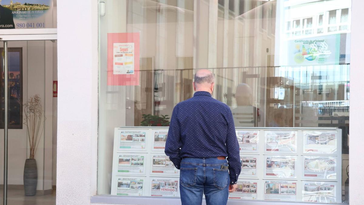 Un hombre mira anuncios en una inmobiliaria en la ciudad de Zamora.