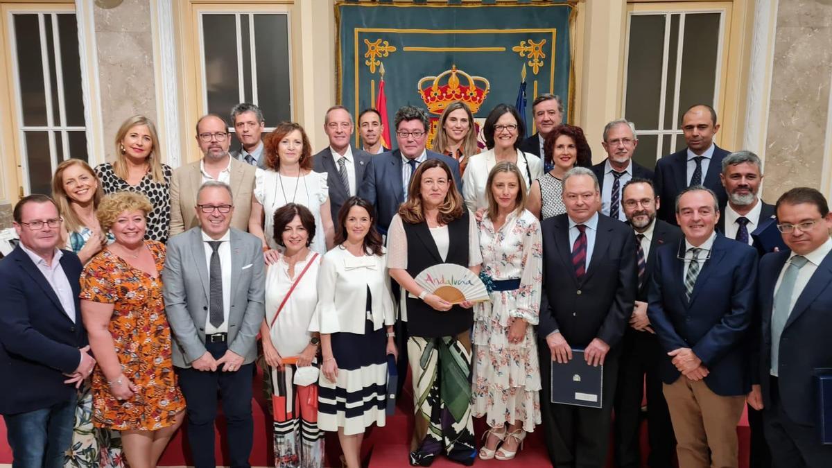 Los directores de los institutos premiados recogen los galardones.