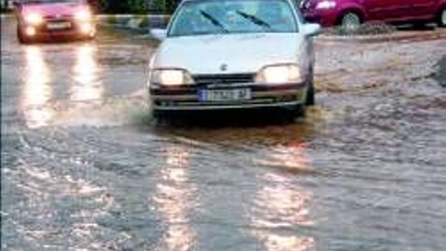 Inundaciones de calles y casas por las fuertes lluvias