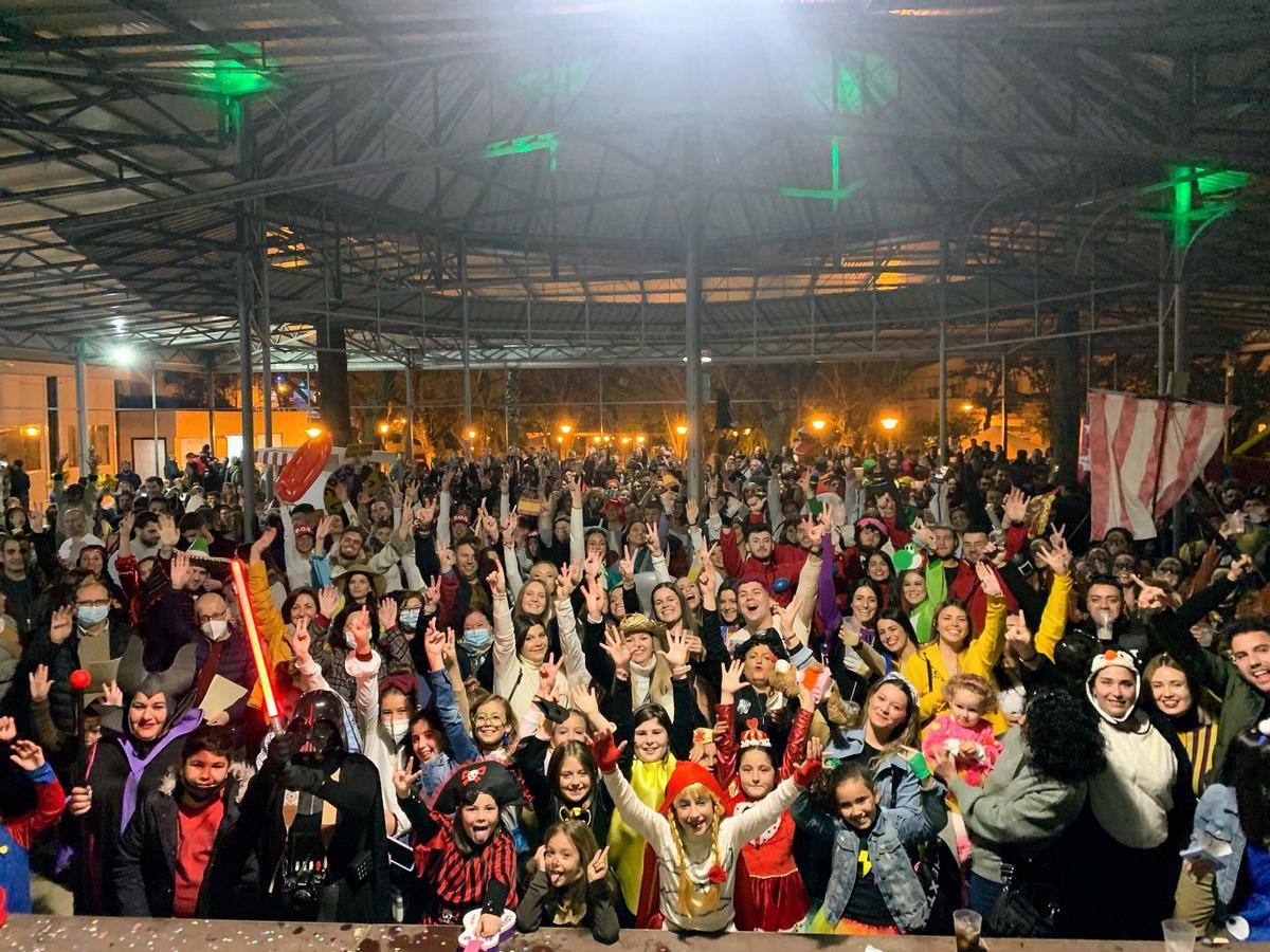 La fiesta nocturna se concentró en la Pérgola donde se realizó el concurso de disfraces y baile con la música de Dj Juanjo.