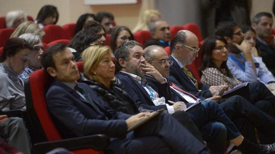 Almuiña (en primera fila, quinto desde la izquierda), junto al alcalde de Catoira, Alberto García. // N.Parga