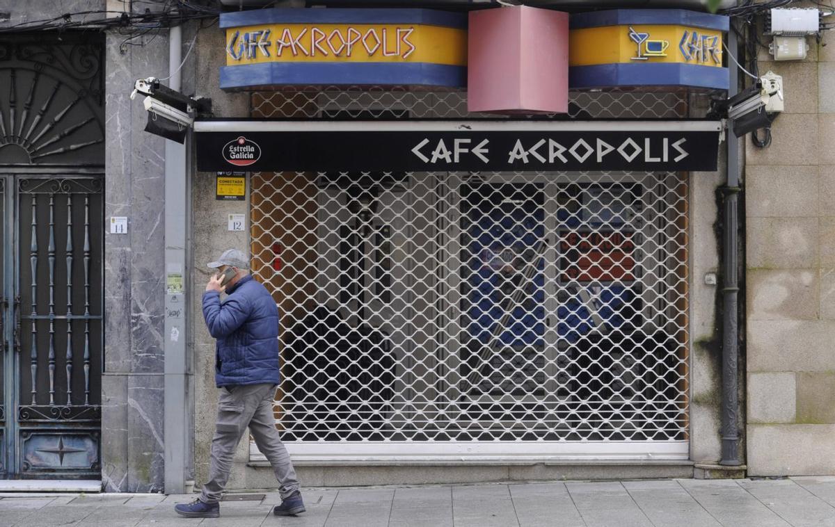 El céntrico establecimiento ya tiene colgado el cartel de «Se alquila». |  Bernabé/Javier Lalín