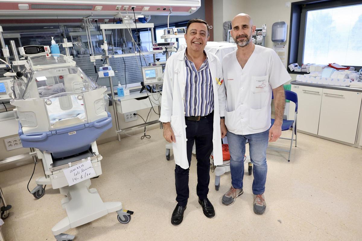 Los doctores José Diego Gutiérrez (i), responsable de Maternidad, y José Luis Alcazar(d), jefe de sección de Neonatología del Hospital Virgen de la Arrixaca.