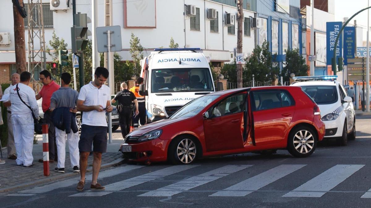 Aparatoso accidente entre dos coches en la avenida de Chinales